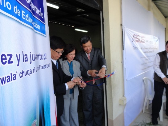 駐館孫大使（右1）、中華商會趙會長國良（左1）與德阿基拉部長共同主持東方小學華碩數位中心啟用剪綵儀式