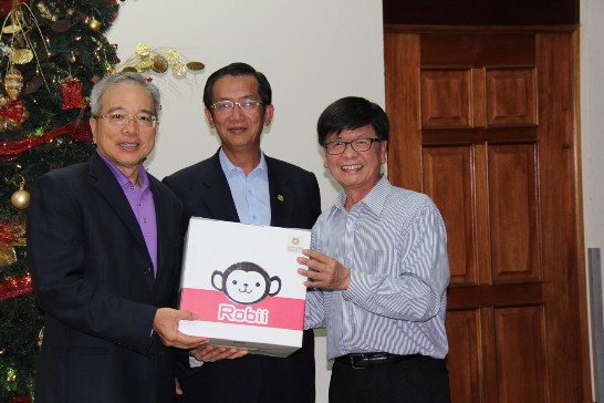 趙會長國良（圖右）贈李大使世明（圖左）互動華語教學機器人，我駐多明尼加大使侯大使平福見證（圖中）