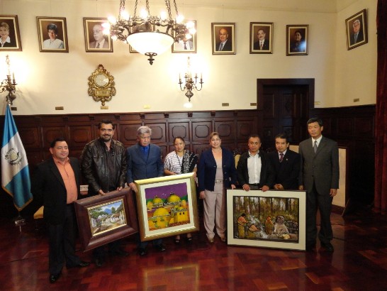 瓜國第一夫人（右4）及孫大使（右1）與與會者合影留念