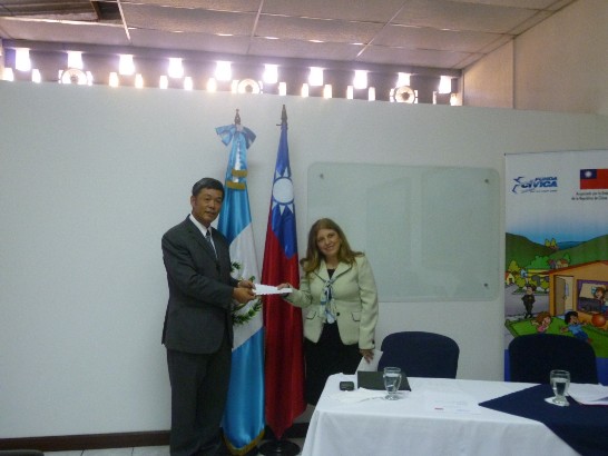 本館孫大使遞交FUNDACIVICA副會長墨格爾我資助款