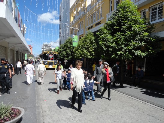 孫大使陪同兒童遊覽瓜城中心聖誕街景
