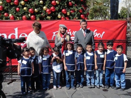 孫大使在聖誕樹前與兒童們合影 