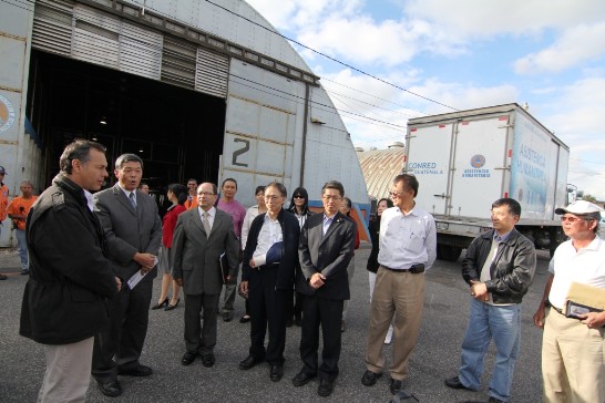 11月15日下午孫大使與旅瓜各僑團會長及代表共同捐贈6000箱泡麵及數百條毛毯予瓜國國家災害防治協調中心執行長Alejandro Maldonado