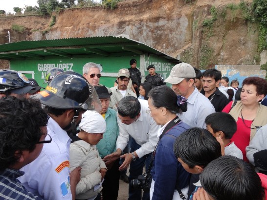 孫大使大成及瓜國慈濟會員探視瓜國San Marcos省受地震受害居民