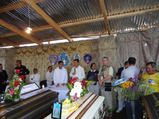 孫大使等一行與地震往生者追思會中慰問受害災民