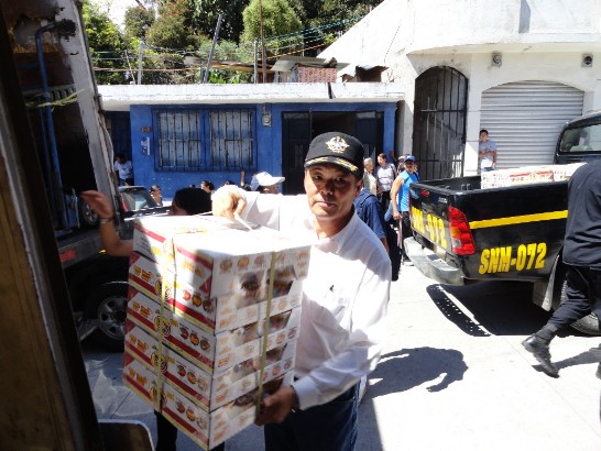 我捐助泡麵賑災，孫大使親自搬運下貨