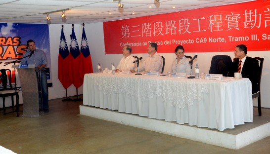 瓜地馬拉副總統芭爾德蒂（右三）、外次Carlos Morales(右一)、交通部長希尼巴帝(致詞者)、我考察團長陳總工程司志鴻（左一）及駐館孫大使共同主持CA9號公路第三階段拓寬工程實勘記者會