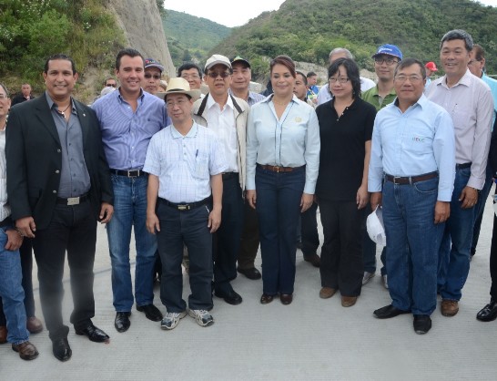芭副總統與我營建署考察團乙行在瓜台友誼大橋前合影