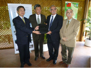 駐團潘團長與瓜國麥農長舉行象徵性贈交水產計畫之財產