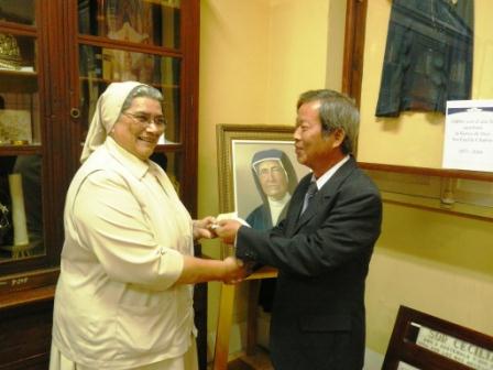 旅瓜華人高球隊李隊長慶義捐贈該校