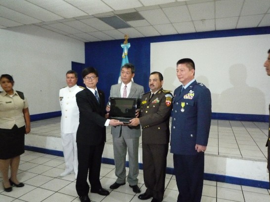 旅瓜地馬拉中華商會趙會長國良（左1）於本年8月8日上午11時在瓜國參謀本部將10台筆記型電腦代表捐贈予瓜國參謀本部聯合作戰中心。