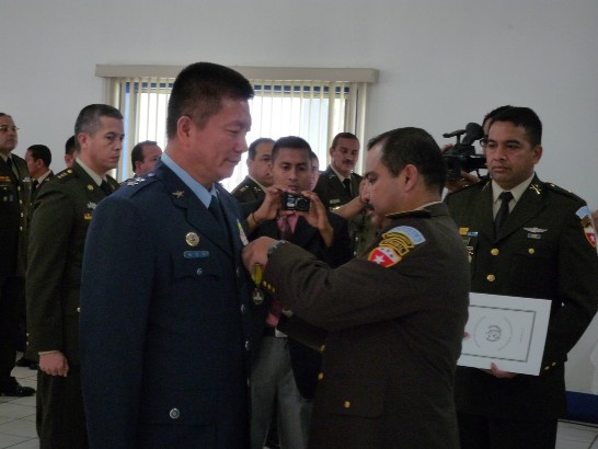 瓜國參謀總長卡沙多斯（Hellmuth René Casados Ramírez）將軍代表瓜國國防部頒贈瓜國一等國花勳章（Medalla Monja Blanca I Clase）予我國防部情報次長韓更生中將，以表彰渠對促進台、瓜兩國軍誼貢獻。
