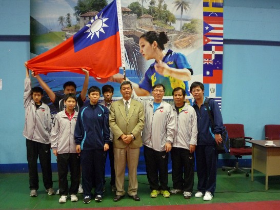 孫大使與我國桌球代表隊全體成員親切交談，及期勉締造佳績，為國爭光，並與所有團員在開幕典禮會場與我國國旗合影留念。
