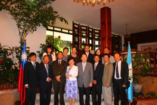 我駐瓜地馬拉孫大使大成於8月1日中在職務宿舍與僑胞座談餐會及合影留念。