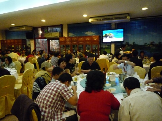 旅瓜地馬拉華僑總會陳會長祖建於8月1日晚間設宴款待與會代表，僑胞互動熱絡，餐會氣氛至為融洽。