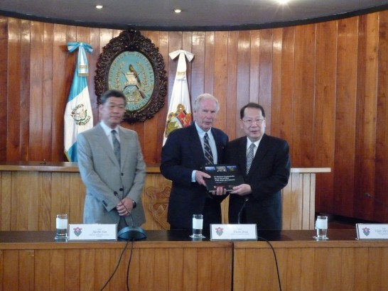 我僑務委員會薛副委員長盛華（右1），及在瓜國參加中美洲暨巴拿馬華僑第47屆年會暨第40屆懇親大會各國與會僑領代表約50人在我駐瓜地馬拉孫大使大成（左）陪同下於本8月2日中午12時30分拜會瓜地馬拉市長阿爾蘇（Álvaro Arzú）。