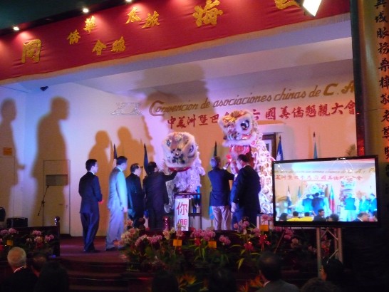 餐會中並有舞獅、民俗舞蹈、太極拳、卡拉OK歌唱等餘興節目。