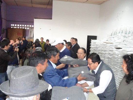 瓜國地震受災戶代表接受慈濟賑災物資