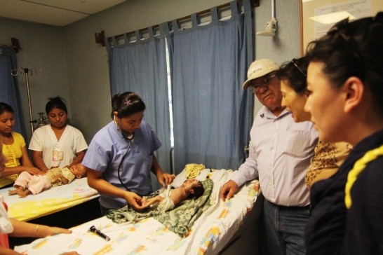 幫幫忙基金會鮑會長與孟副會長觀察兩名嬰兒接受醫護人員檢查