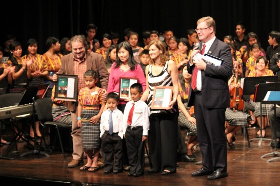 本館陳秘書淑華（前中立者）代表接受世展會瓜國分會於該募款音樂會場致贈本館感謝狀