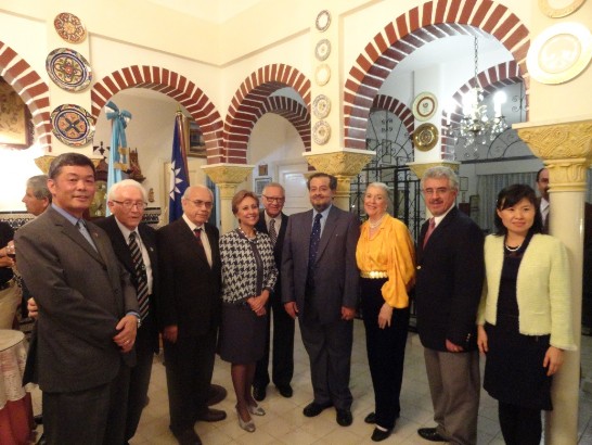 外交部次長Rita Claverie(左四)、憲法法院院長Mauro Chacón（右四）、皮卡佑會長（左二）、自由日報董事長Mario Sandoval(左三)與本館孫大使合影