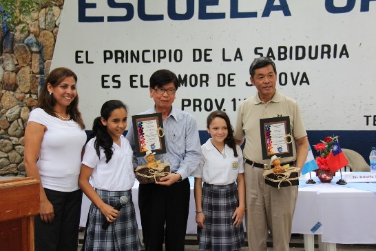 孫大使大成（右1）與趙會長國良（右3）接受感謝狀