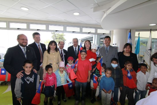 孫大使與來賓及病童代表合影