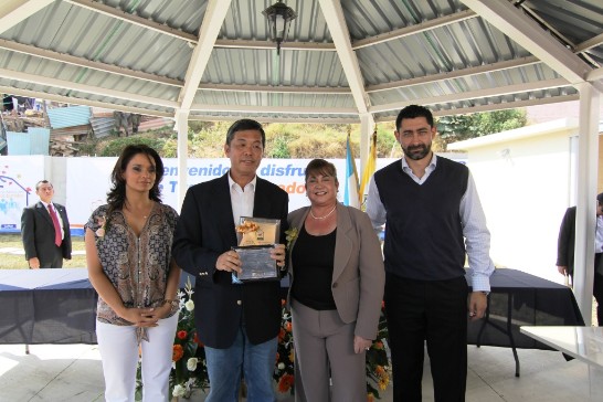 孫大使接受第一夫人及P市長夫婦頒贈感謝獎牌