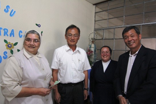 旅瓜台商捐贈獎學金予M院長