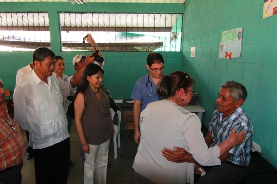 孫大使與第一夫人訪視義診情形