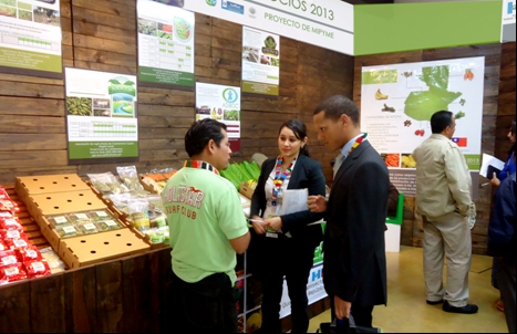 本館攤位產銷班負責人及投貿團部計畫人員向訪客介紹產品