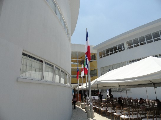 外語學院大樓外懸掛我國國旗