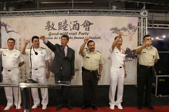我敦睦支隊酒會，孫大使大成（右4）與瓜國國防部長Anzuelo中將等人舉杯祝賀兩國國運昌隆