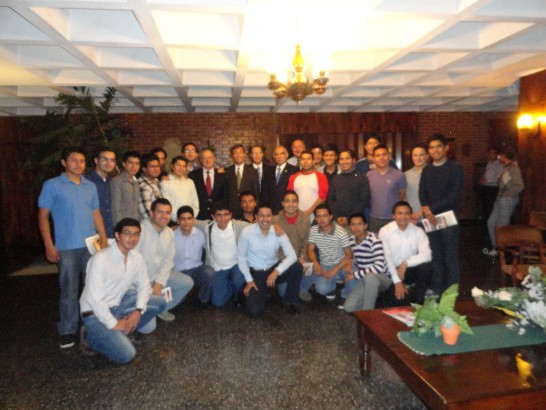 孫大使同部份與會者合影留念