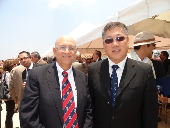 本館惠秘書卓岳向瓜國中美洲地峽大學校長Ing. Manuel Angel Pérez Lara（右2）致意