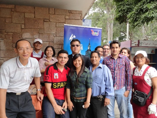 本館惠秘書卓岳（中間戴太陽眼鏡者）參與瓜國卡洛斯大學外語學院中文班園遊會活動，與授課老師及學生合影