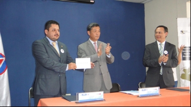 孫大使大成(左二)與中美洲區域災難預防中心(CEPREDENAC)執行秘書Iván Morales(左一)及瓜國國家防治災害協調中心(CONRED)執行長Alejandro Maldonado(左三)共同主持中美洲防範天然災害風險管理永續發展計畫公開捐贈儀式