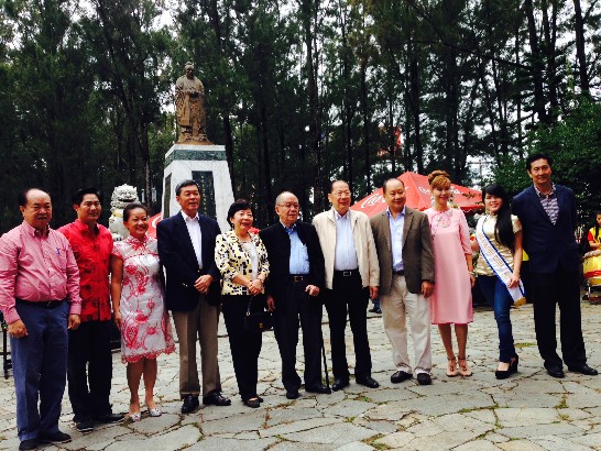 駐瓜地馬拉孫大使夫婦與僑委會國慶文化訪問團團長薛盛華（右5）、瓜國本屆華僑小姐梁秀玲（右2）及旅瓜僑領合影