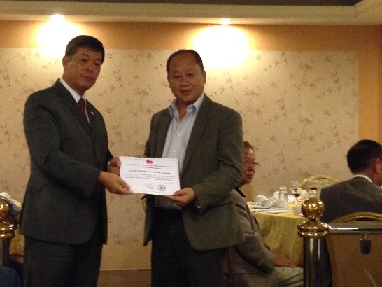 瓜地馬拉華僑總會陳會長祖建等9個僑團接受孫大使頒贈感謝狀