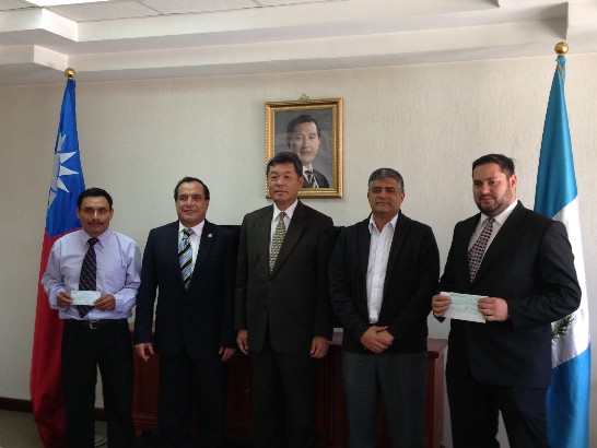 孫大使大成、安隋多次長（左2）及卡德隆局長（右2）於上述儀式合影