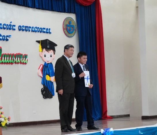 孫大使頒發畢業生優秀成績獎狀