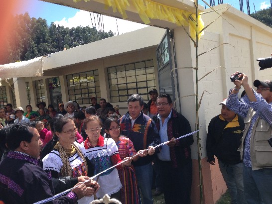 慈濟徐師姐(左2)、孫大使、瓜國教育部代表及S市市長葛秋倚（左1）共同為3間新教室啟用剪綵