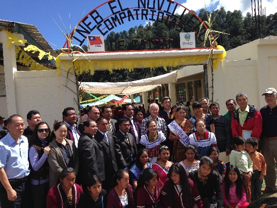 孫大使與S市長暨團隊、慈濟基金會瓜國聯絡處代表及INEB學校師生、家長等合影