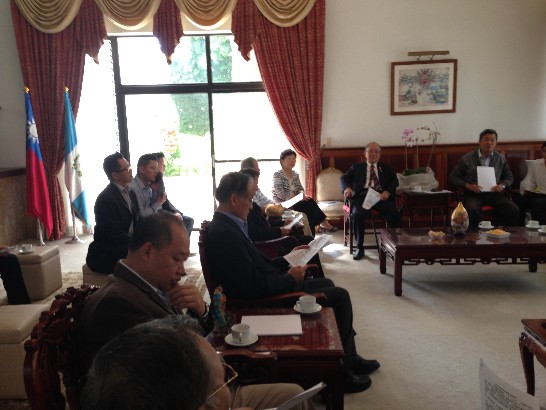 駐瓜館孫大使大成夫婦在職務宿舍辦理103年僑務委員會議召開說明餐會