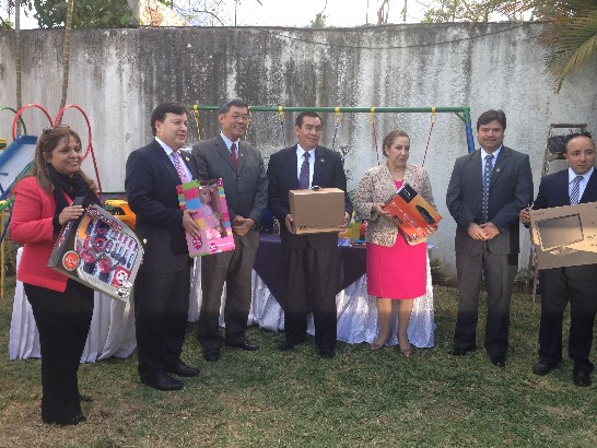 孫大使與瓜國最高法院院長巴基阿斯(右4)、民事法庭庭長Vladimir Aguilar(左2)、刑事法庭庭長Blanca Stalling(右3)、司法救濟法庭庭長Ranulfo Rojas(右2)、社會福利局副局長Miriam Celada(左1)及瓜國總檢察署代表等舉行象徵性捐贈合影
