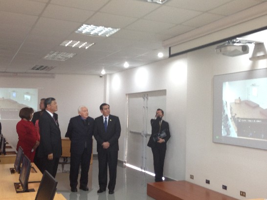 孫大使與瓜國最高法院院長巴基阿斯等貴賓聽取模擬教室使用簡報