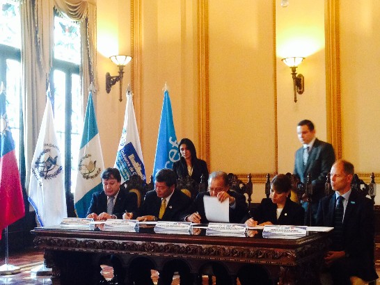 駐館孫大使大成與瓜國司法機關暨最高法院（OJ）院長席耶拉（右3）、國家總檢察署總檢察長阿基拉（左1）、第一夫人辦公室所屬社會福利局長阿爾哥薩女士（右2）舉行簽署我資助上述照護中心計畫之捐贈紀事錄