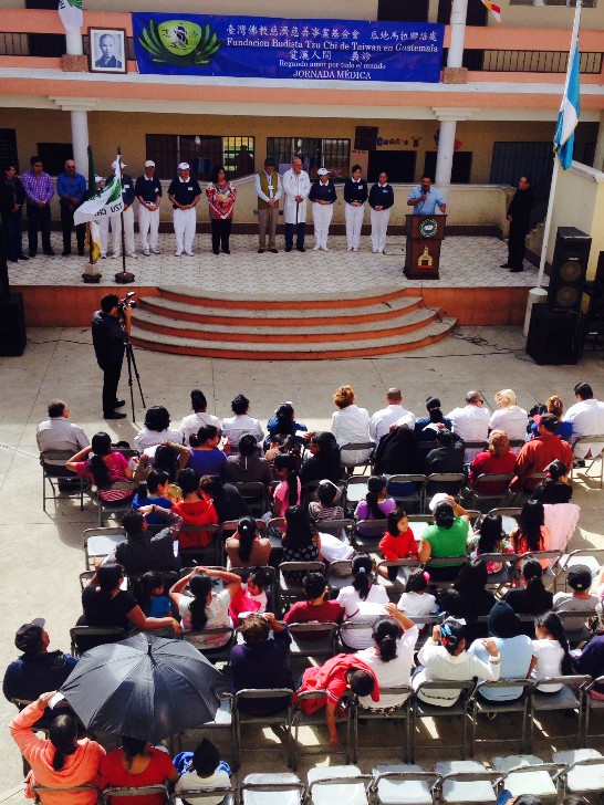 本館孫大使大成（左一）與S市市長索拉雷斯（Miguel Angel Solares）及慈濟柯負責人芬卿共同舉行簡單開幕式