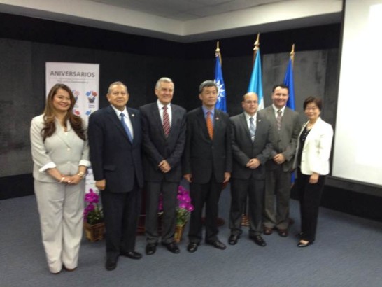 研討會合照(左三為瓜出口業者協會執行長LUIS GODOY、左四為孫大使)