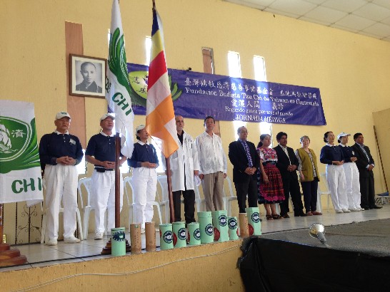 駐館大使孫大成、慈濟基金會瓜國聯絡處柯負責人芬卿、古巴醫療團團長多雷斯（Manolo Torres，左4）及C市市長多凱伊（Roberto Tocay，右5）共同主持簡單開幕式